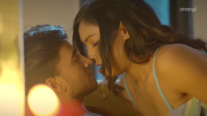 Screenshot Of Graduate (2026) Hindi Season 01 Part 02 ULLU WEB Series