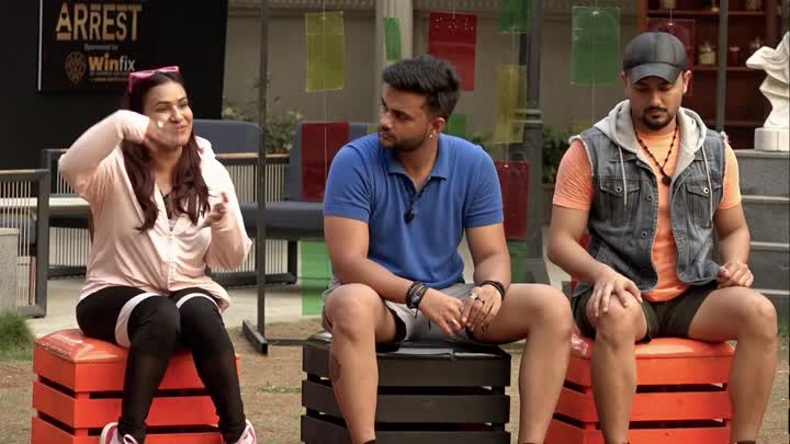 Screenshot Of House Arrest (2025) Hindi Season 01 Episodes 7 ULLU WEB Series