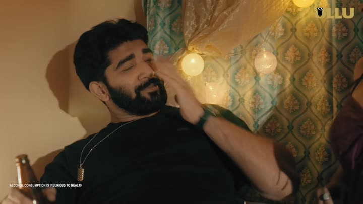 Screenshot Of Tere Mere Beech Mein (2025) Hindi Season 01 Part 01 ULLU WEB Series