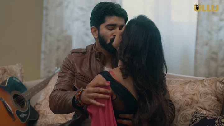 Screenshot Of Tere Mere Beech Mein (2025) Hindi Season 01 Part 02 ULLU WEB Series